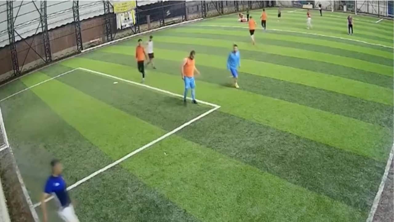 Halı sahada futbol oynarken fenalaşan genç hayatını kaybetti