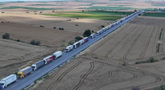 Hamzabeyli gümrüğünde yoğunluk: Tır kuyruğu 23 kilometreye ulaştı