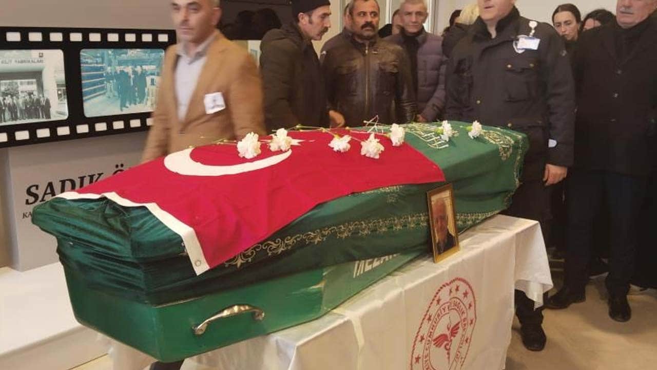 Hastasıyla ilgilenirken vefat etti