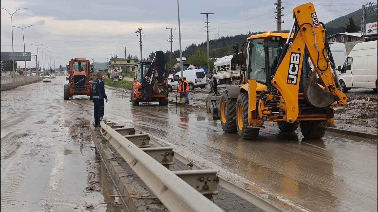 Hatay'da korkutan sel! Antakya-Reyhanlı yolu ulaşıma kapandı!