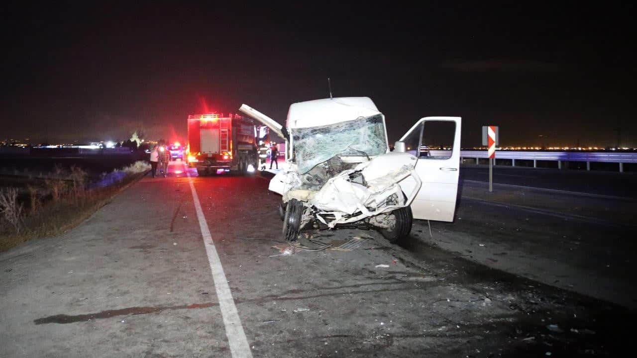 Hatay'da minibüs ile traktör çarpıştı: 14 kişi yaralandı