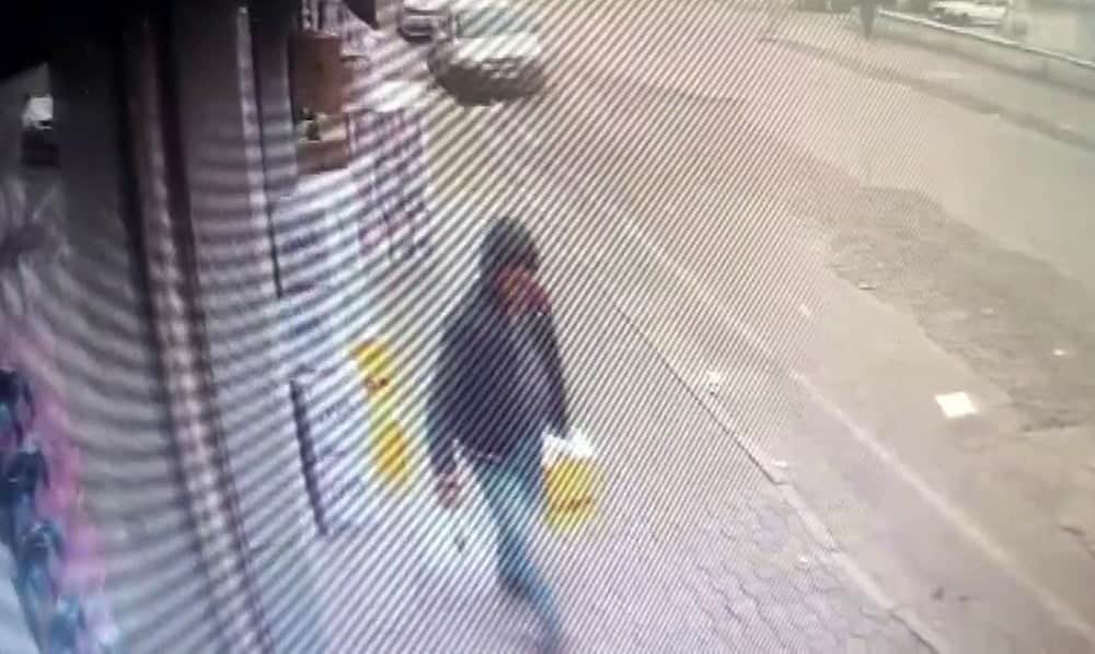 Hatay’da şoke eden hırsızlık kamerada! Market önündeki sıvı yağ kolilerini böyle kucaklayıp kaçtı!