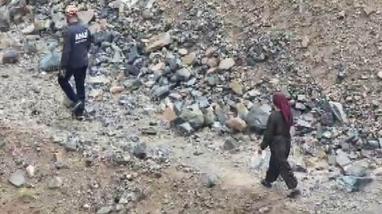 Hayvanlarını ararken dağda mahsur kaldı!