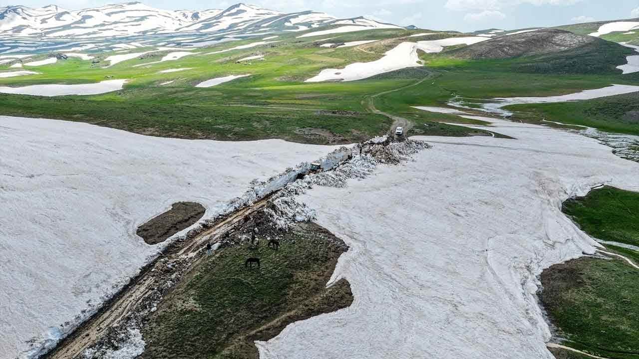 Haziranda Van'da akılalmaz kar esareti! Metrelerce yüksekliğe ulaşan beyaz esarete karşı iş makineleri seferber oldu!