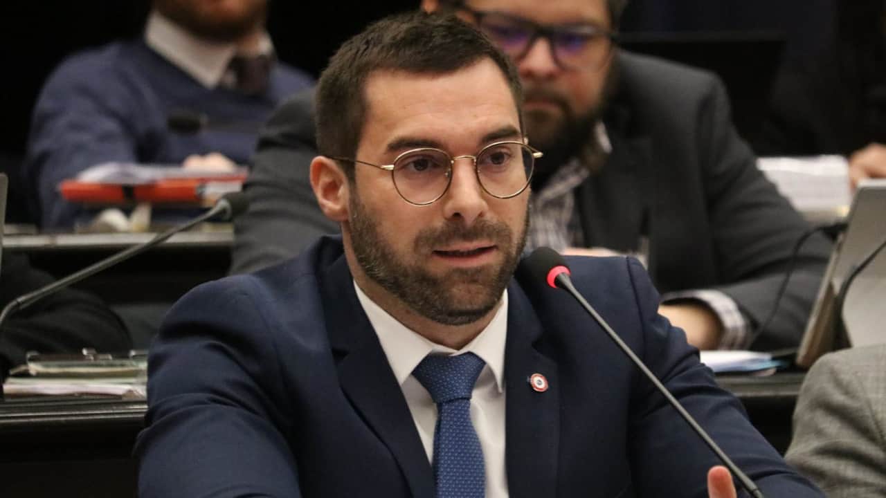 Hedefinde başörtülü kadın var! Fransız faşist vekilden skandal paylaşım