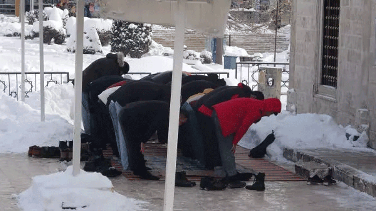 Helal olsun size: -30 derecede cuma namazı kıldılar!