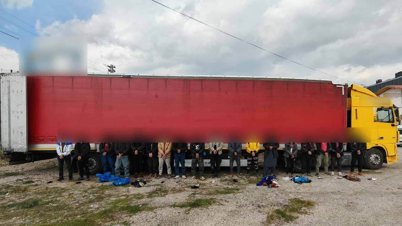 Hepsi Sivas'a girecekti! Tır dorsesinden bakın ne çıktı