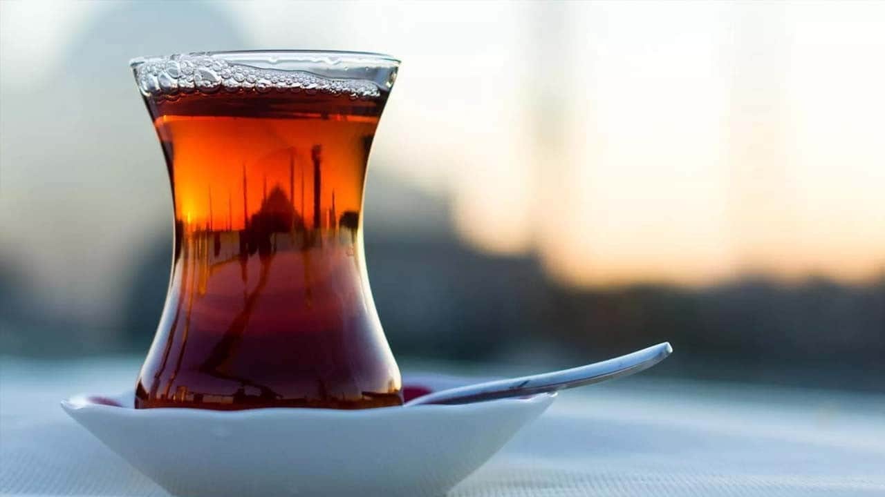 Her 10 bardaktan 7’si boyalı: Çayda büyük sahtecilik
