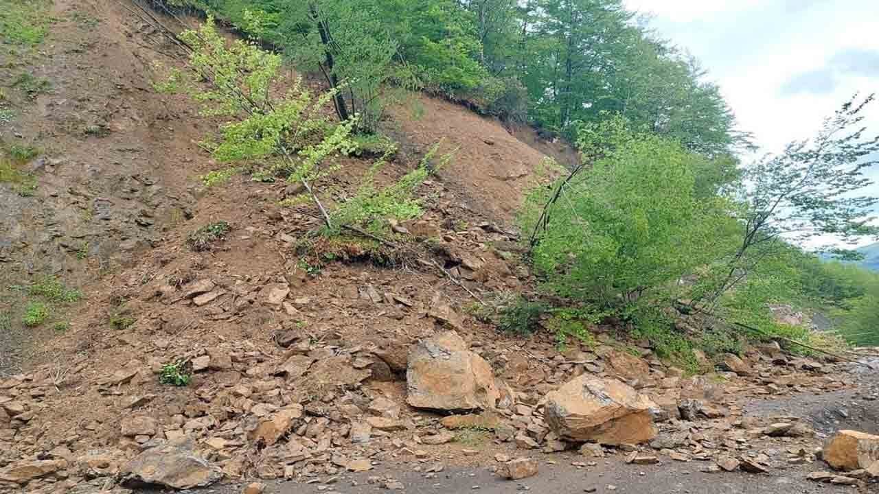 Heyelan yolu kapattı: 5 köye ulaşım kesildi