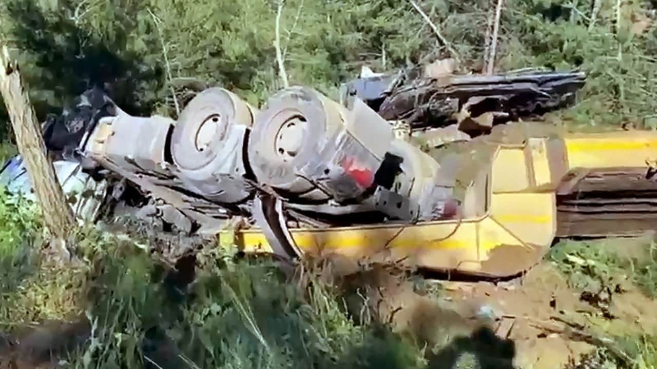 Heyelan yolunu açmaya çalışırken uçuruma devrildi!