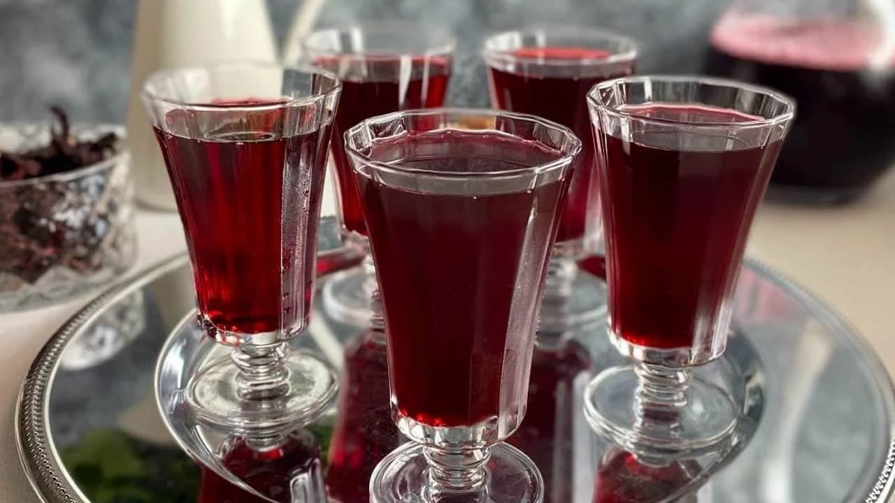  Hibiskus şerbeti tarifi ile kilo verin: Adeta bir servet... İbrahim Saraçoğlu öve öve bitiremiyordu