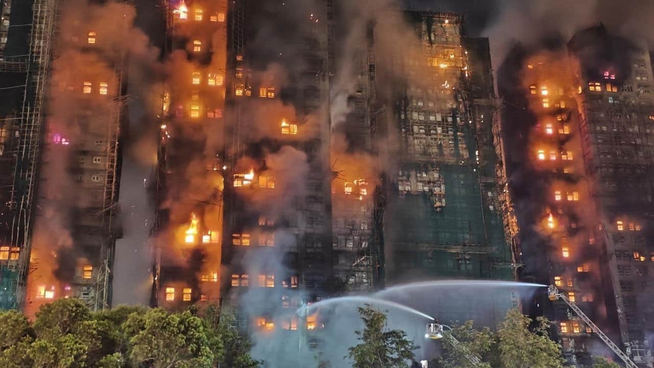 Hong Kong’daki yangında can kaybı yükseliyor