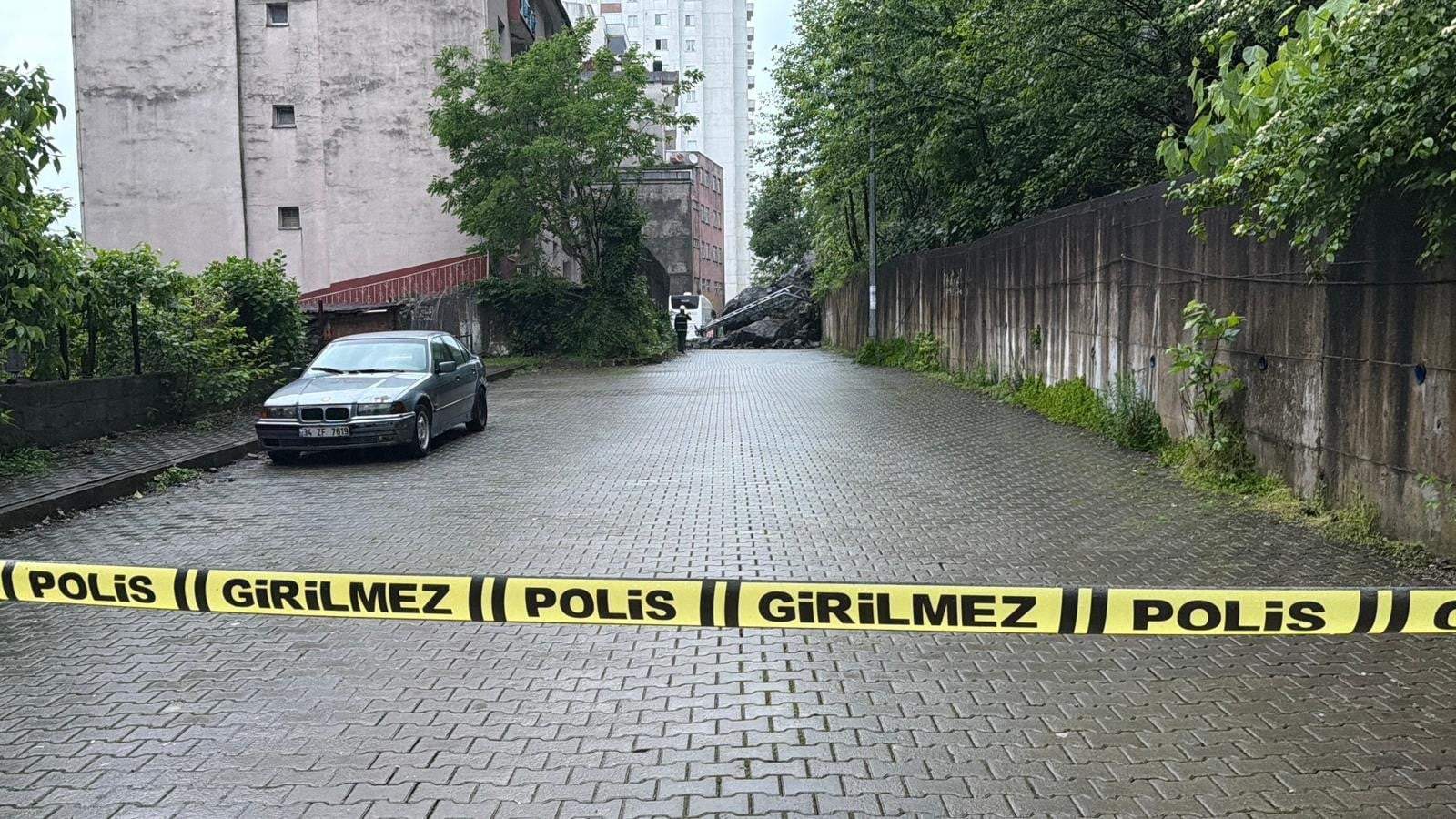 Hopa'da yağış sonrası heyelan: Dev kayalar yolu kapattı
