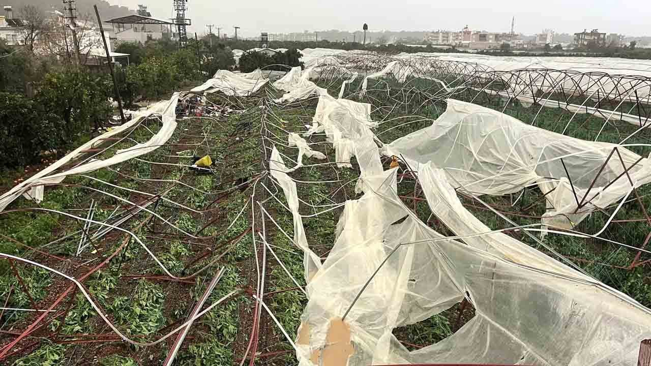 Hortum Antalya’yı vurdu: Seralar dağıldı, tekneler sürüklendi