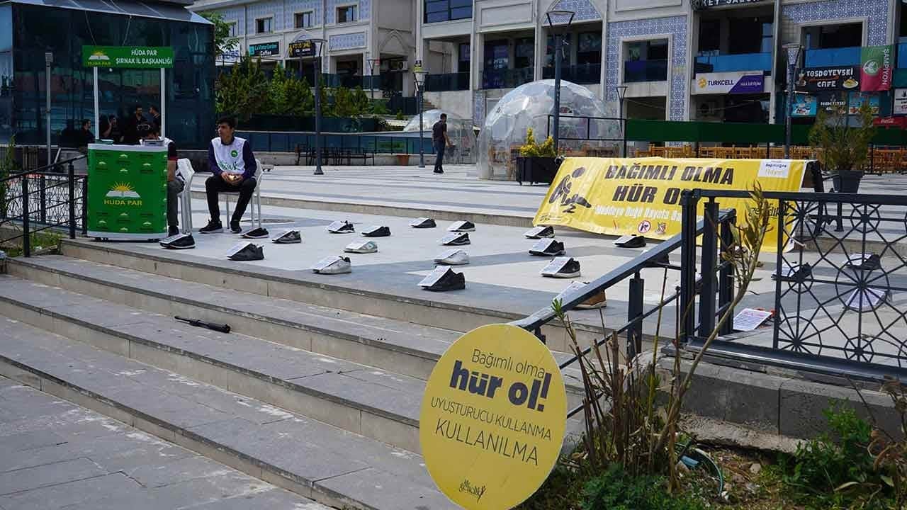 HÜDA PAR Şırnak Gençlik Kollarından zehir tacirlerine karşı büyük hamle! Şırnak Kent Meydanı uyuşturucu kurbanı gençlerin sessiz çığlığıyla yankılandı!