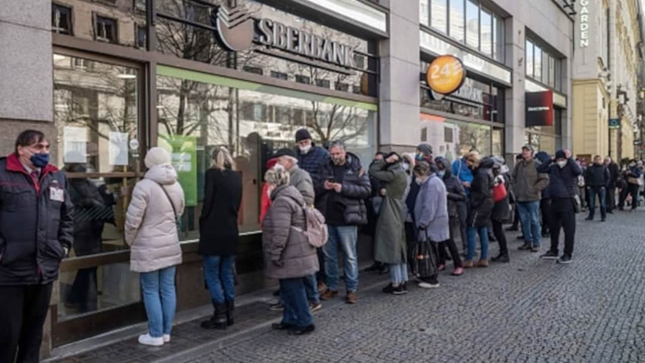 'Hükümet mevduatlara el koyabilir' söylentisi ülkeyi karıştırdı: Herkes bankalara koşup hesaplarını boşalttı, kriz başladı
