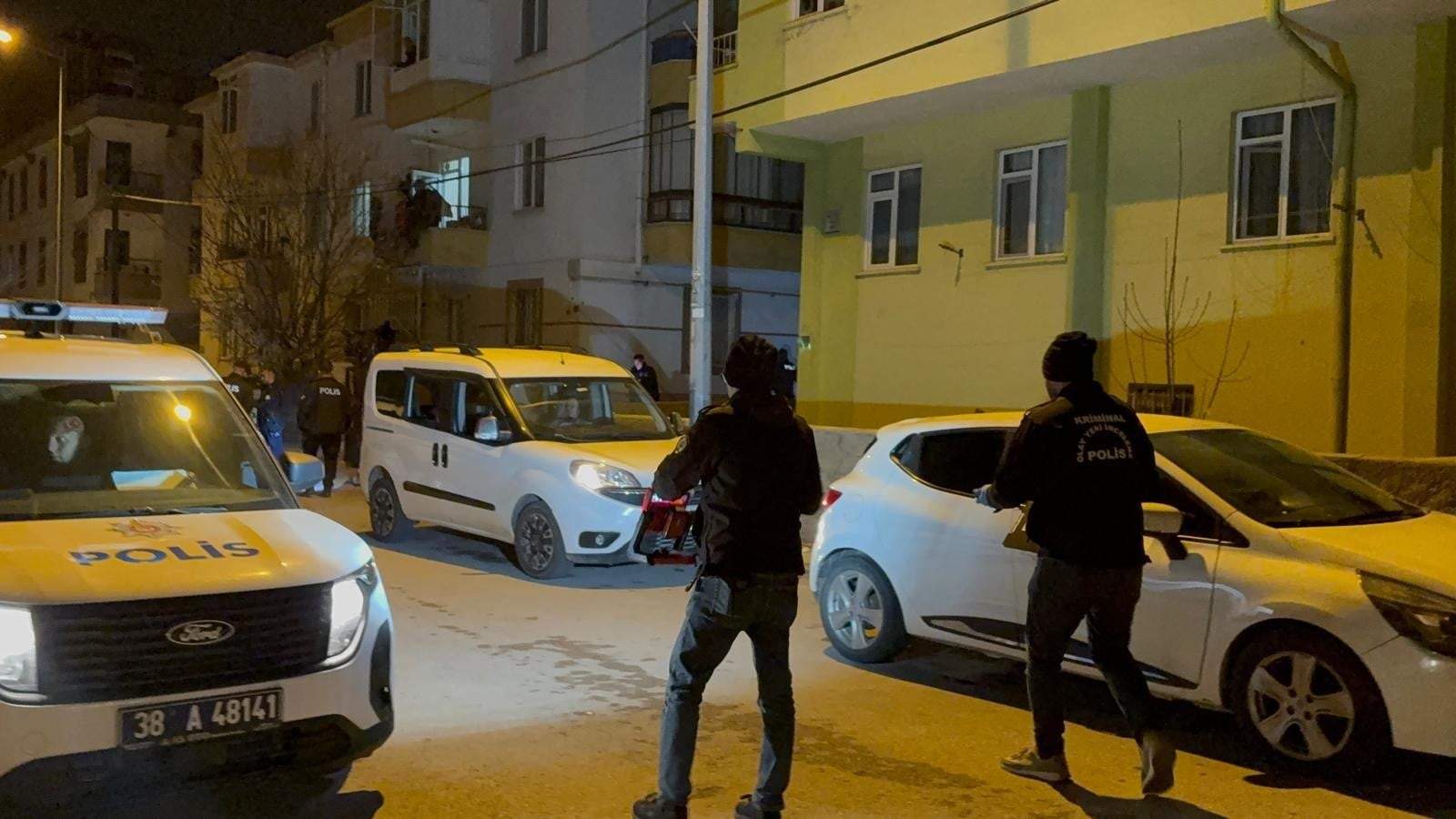 Husumetliler arasında çıkan kavgada 2 ev kurşunlandı