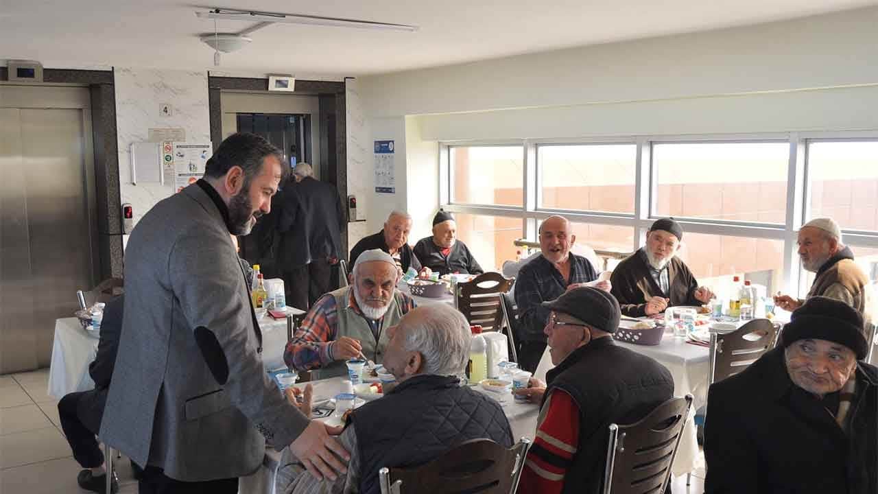 Huzurevinde duygu dolu anlar! Dedeler ve nineler anlattı gençler gözyaşlarını tutamadı!