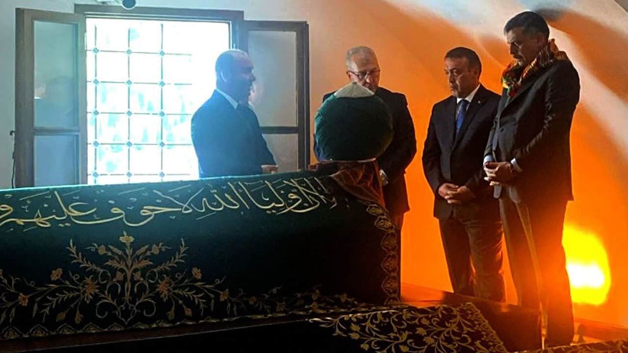 İçişleri Bakanı, Cuma namazından sonra Şeyh Edebali’yi ziyaret etti