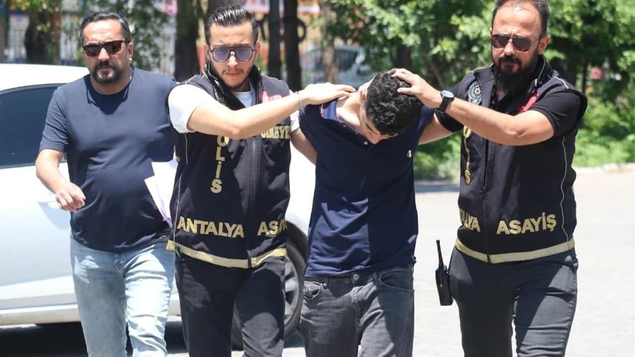 ‘İçlerine şeytan girdi' diyerek iki ablasını ağır yaraladı