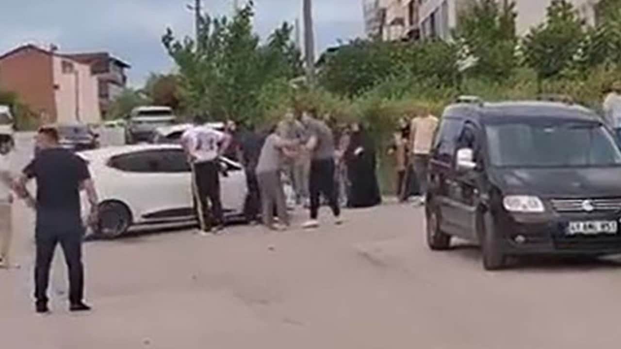 İki aile sokakta birbirine girdi! Kavgada kan aktı
