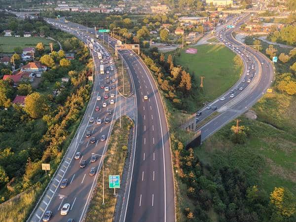 İki ana güzergahta trafik yoğunluğu sürüyor