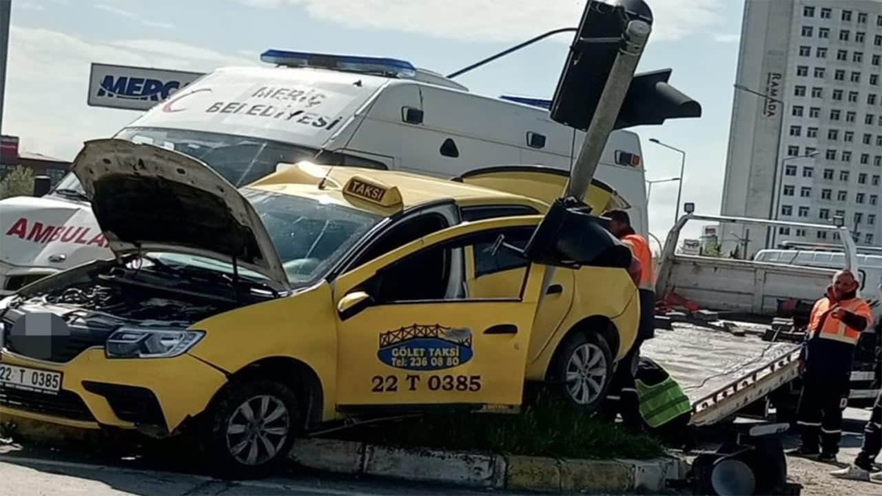 İki kişi daha hastanelik oldu Hasta taşıyan ambulans taksi ile çarpıştı