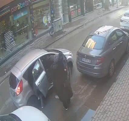 İnegöl’de dehşet anları: Minibüs arkadan çarptı, otomobildeki 3 çocuk ölümden döndü