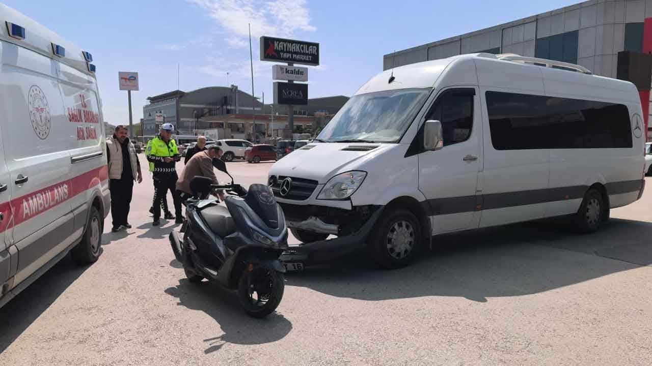 İnegöl'de feci kaza! Servis minibüsü ile çarpışan motosikletteki baba ve kızı hastaneye kaldırıldı!