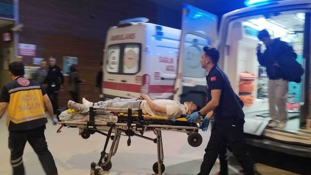 İnegöl'de otomobil ile çarpışan motosikletteki 2 kişi yaralandı