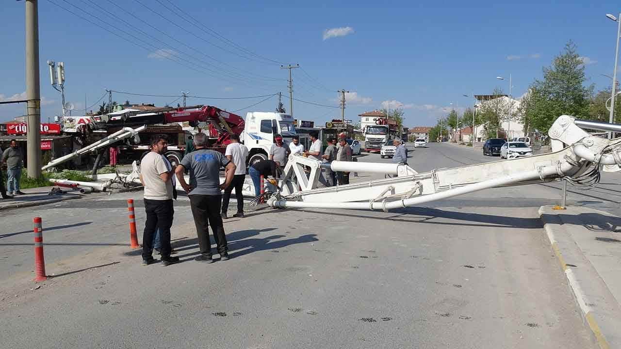 İnşaat sahasında facianın eşiğinden dönüldü! Beton pompası yola devrildi!