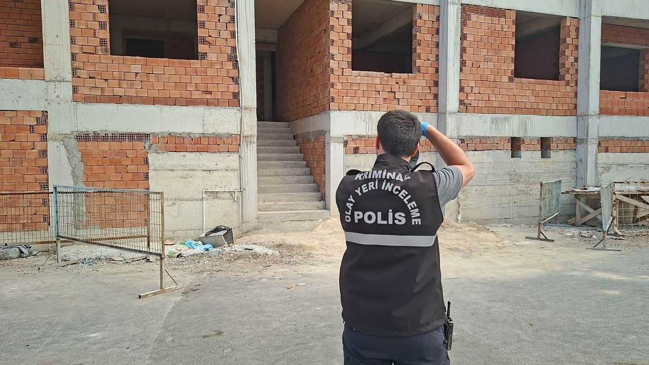 İnşaatın 4’üncü katından düştü! 21 yaşındaki genç ağır yaralandı