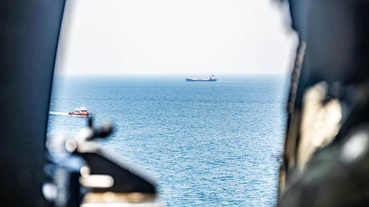 İran, Hürmüz Boğazı'ndan geçmeye çalışan petrol tankerini vurdu!