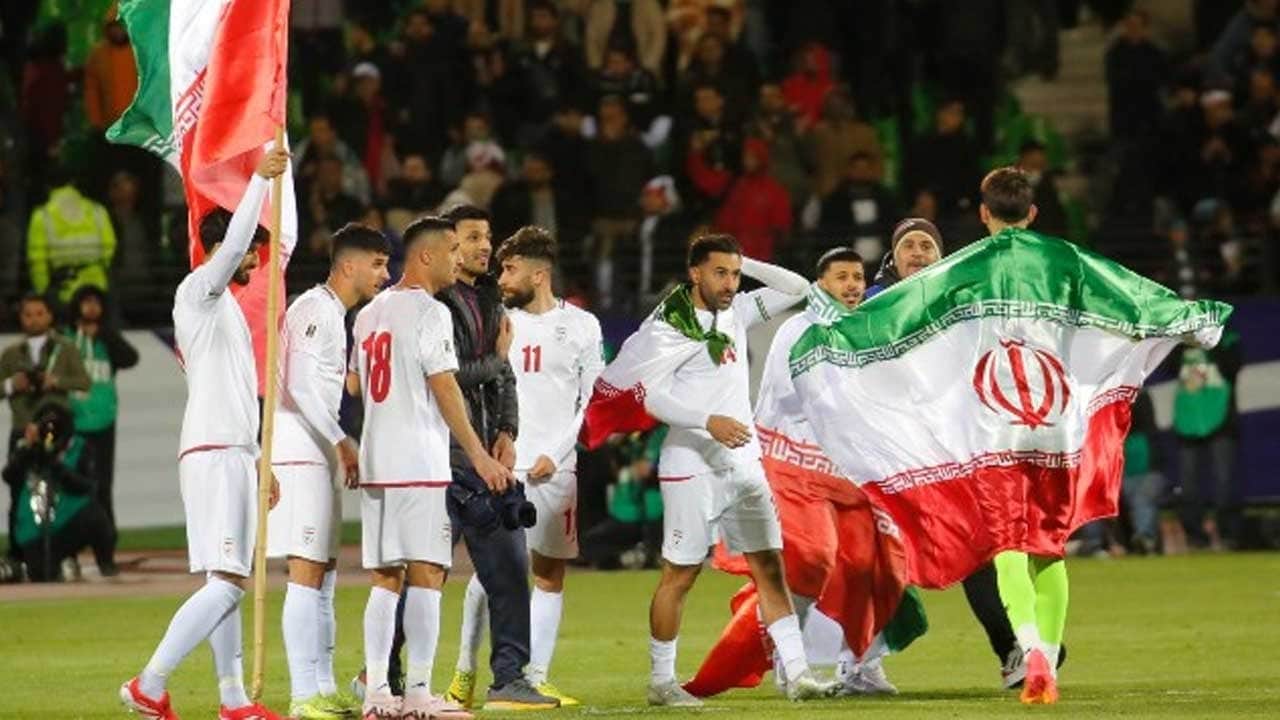 İran Milli Futbol Takımı'nın konakladığı otel önünde protesto! Pehlevi destekçileri ile tartıştılar