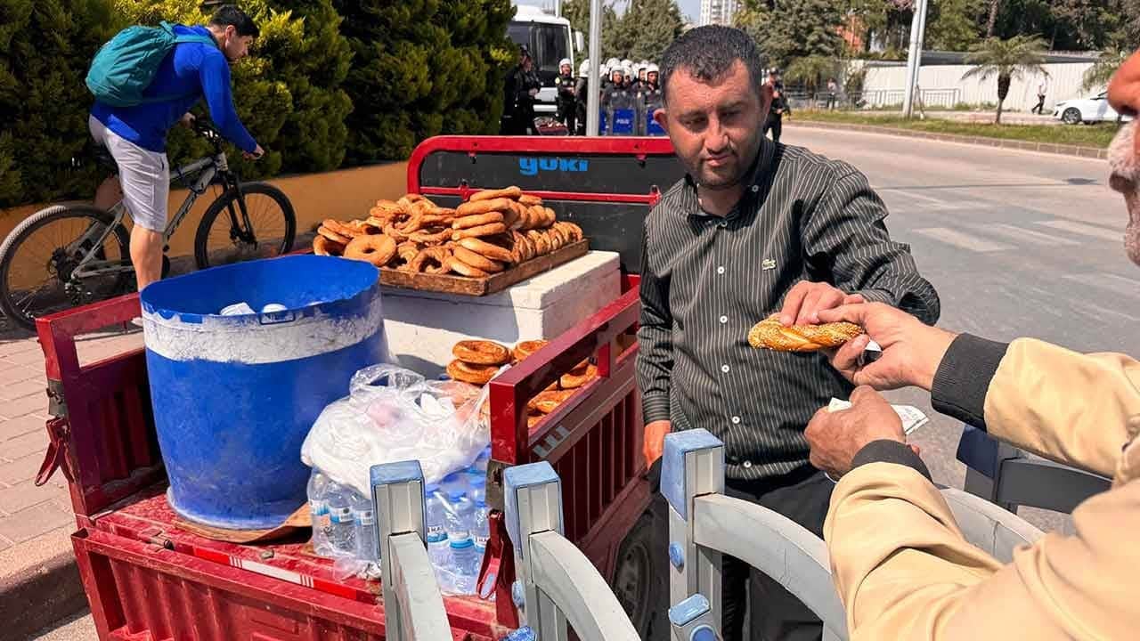 İşçi Bayramı'nda 'Ekmek Kavgası' değişmedi! Adana'da kutlamalar yapılırken seyyar satıcılar bariyerlerin arkasında ter döktü!