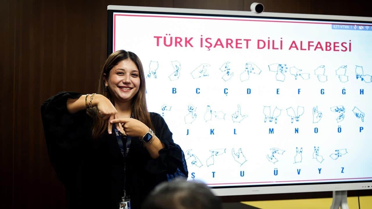 İşitme engelli yolcular için engelsiz uçuş: AJet işaret dili eğitimini başlattı