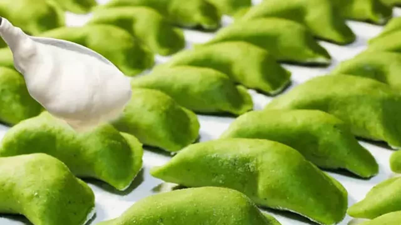 Ispanaklı labneli yeşil yumuşacık poğaça: Pamuk gibi poğaça tarifi nasıl yapılır? Ispanak ile yapan doyacak...