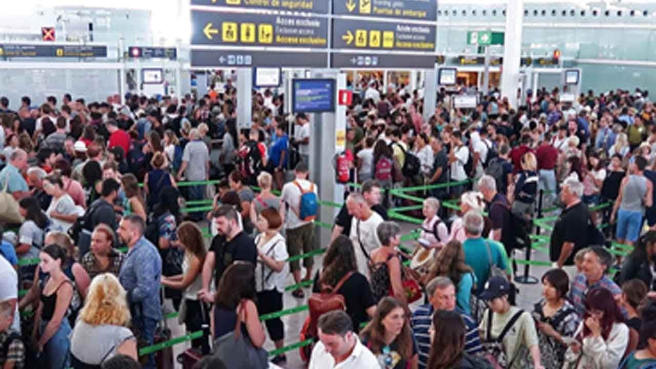 İspanya'da Paskalya kabusu: 12 havalimanında grev şoku! On binlerce yolcu perişan, bagajlar yerde kaldı!