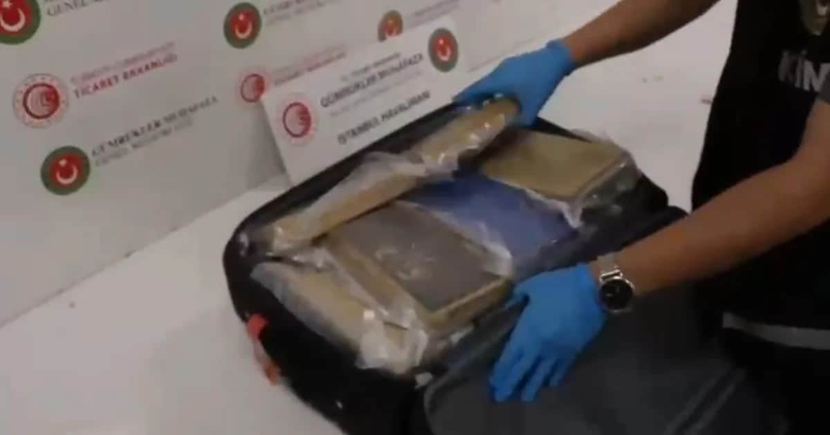 İstanbul Havalimanı'nda 51 kilo 500 gram kokain ele geçirildi, 3 şüpheli gözaltında