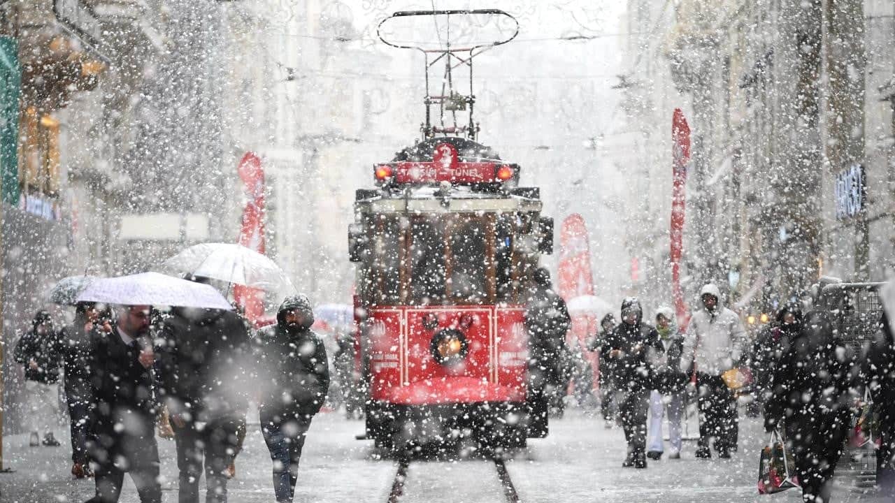 İstanbul için beyaz alarm: Valilik kar yağışı için saat verdi!