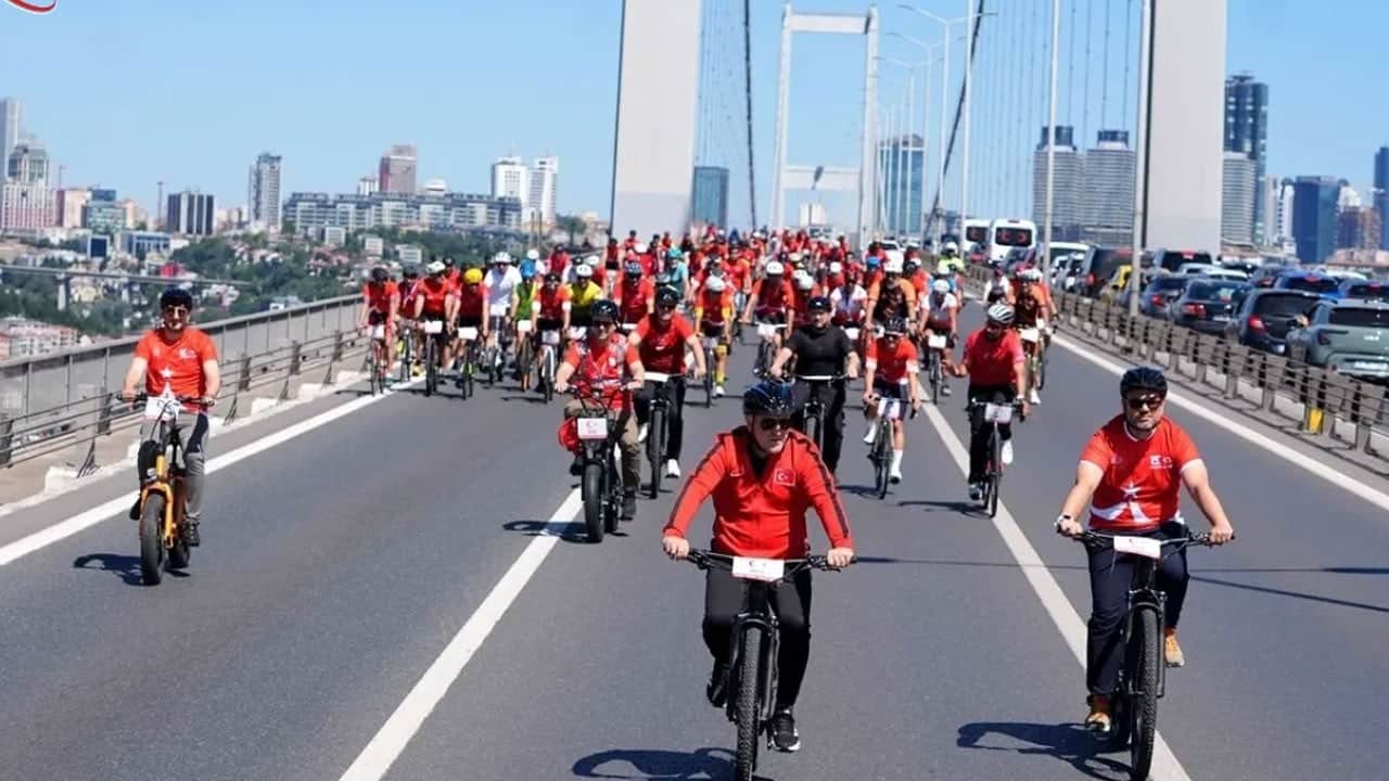 İstanbul sokaklarında tarihi anlar! Şehitlerin anısına Taksim'den köprüye pedal çevirdiler!