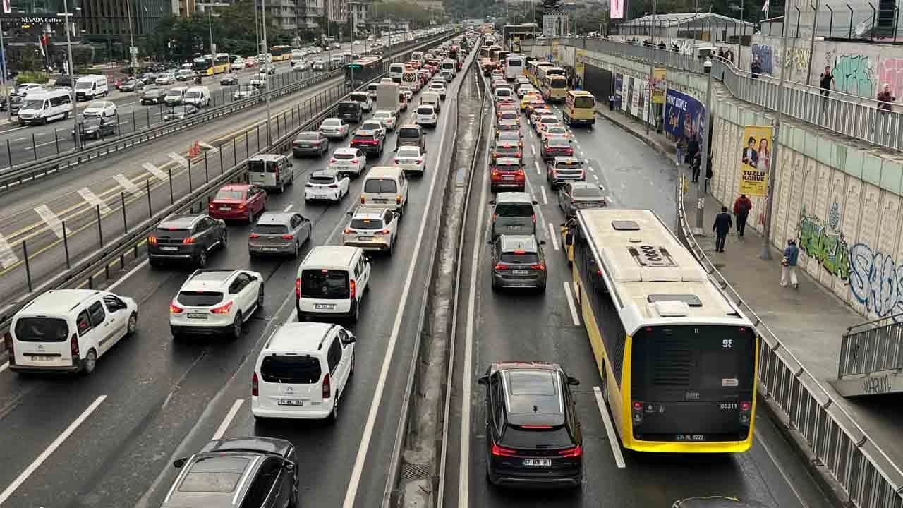 İstanbul trafiği yine felç: Yağmur bastırdı, yollar kontak kapattı!