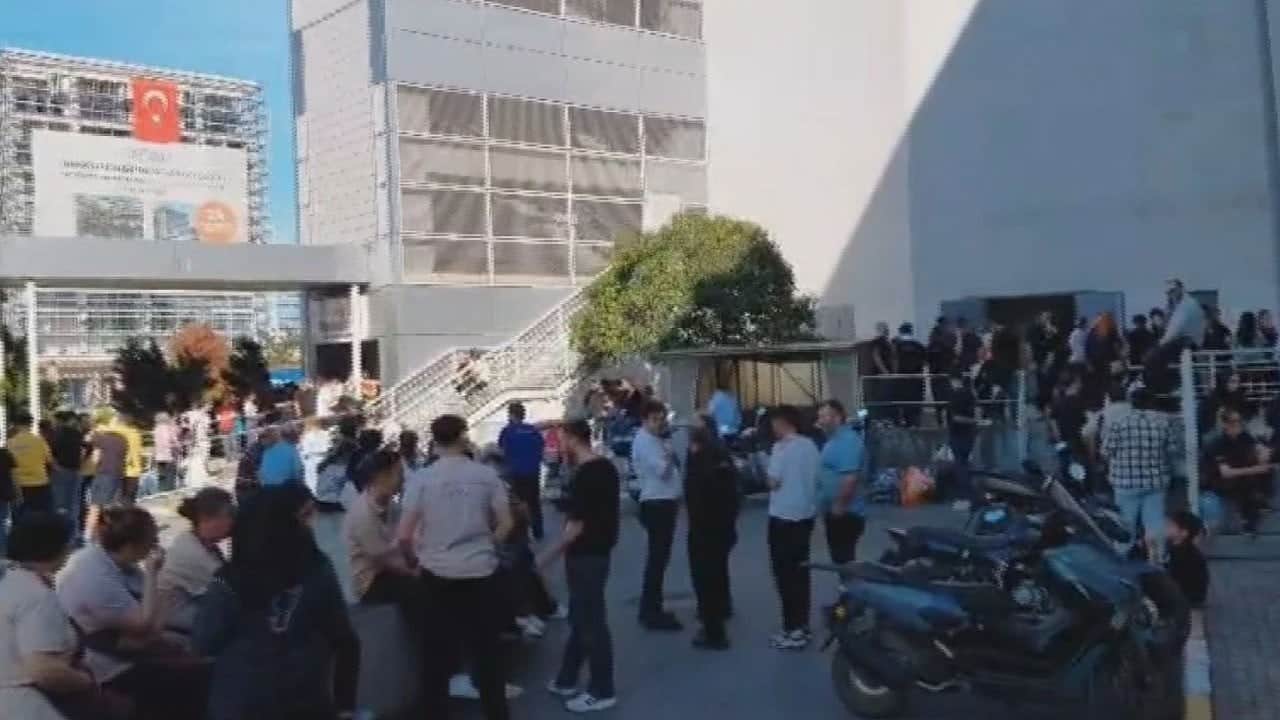 İstanbul'da AVM'de yangın çıktı