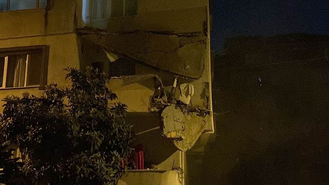 İstanbul'da balkonlarında çökme meydana gelen 5 katlı apartman boşaltıldı