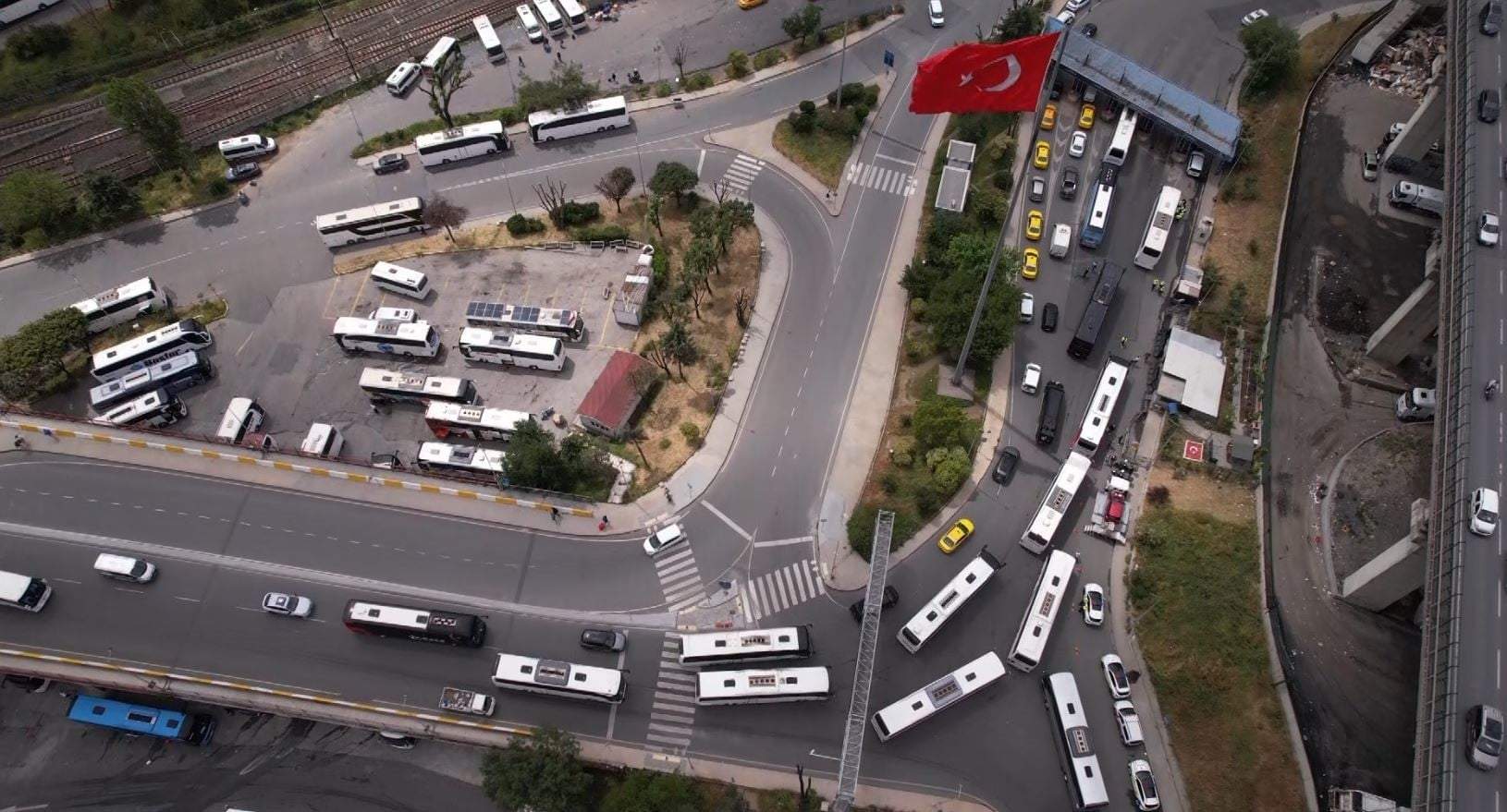 İstanbul'da bayram göçü başladı! 15 Temmuz Demokrasi Otogarı'nda tarihi yoğunluk!