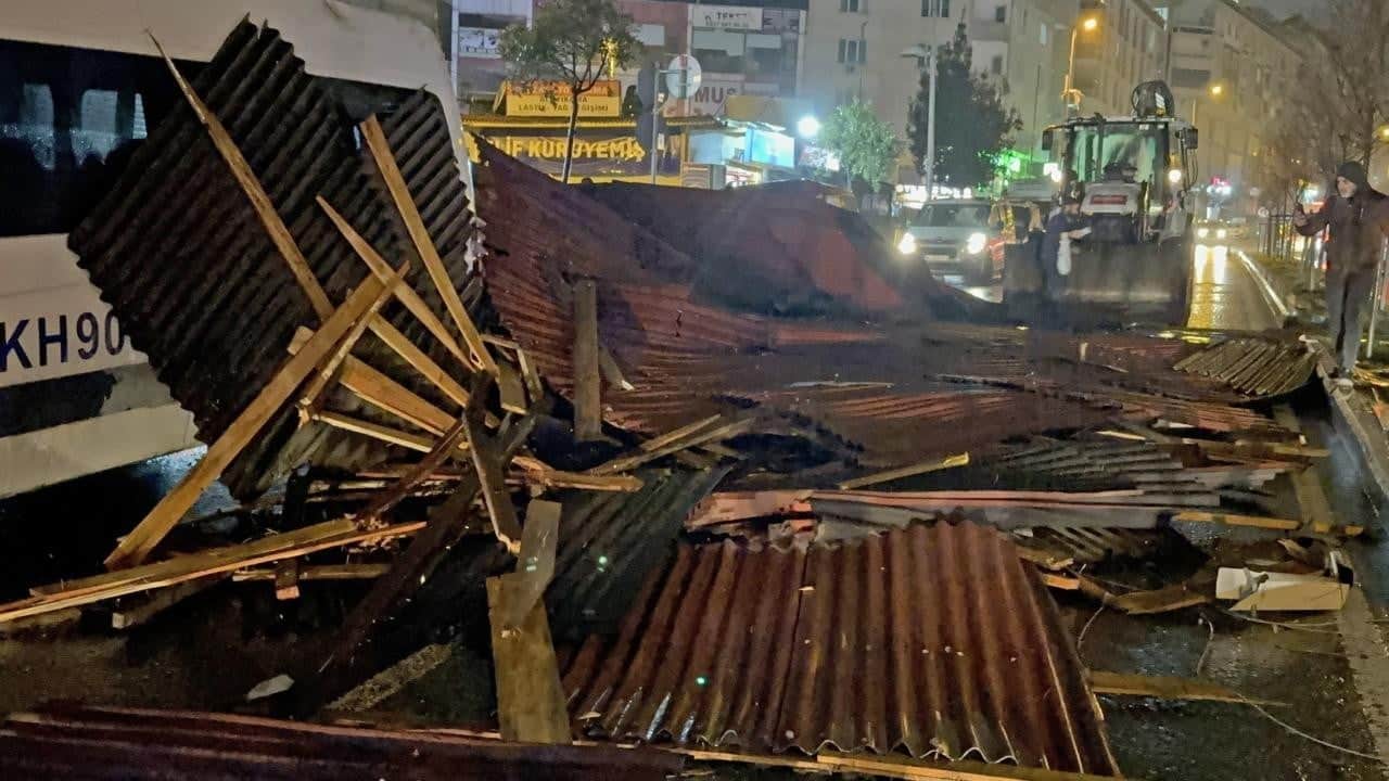 İstanbul'da fırtına dehşeti: Çatılar uçtu, araçlar hurdaya döndü!