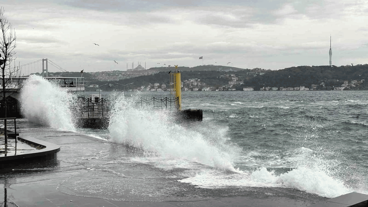 İstanbul’da lodos! Dev dalgalar sahili dövdü, vapur seferleri aksadı!