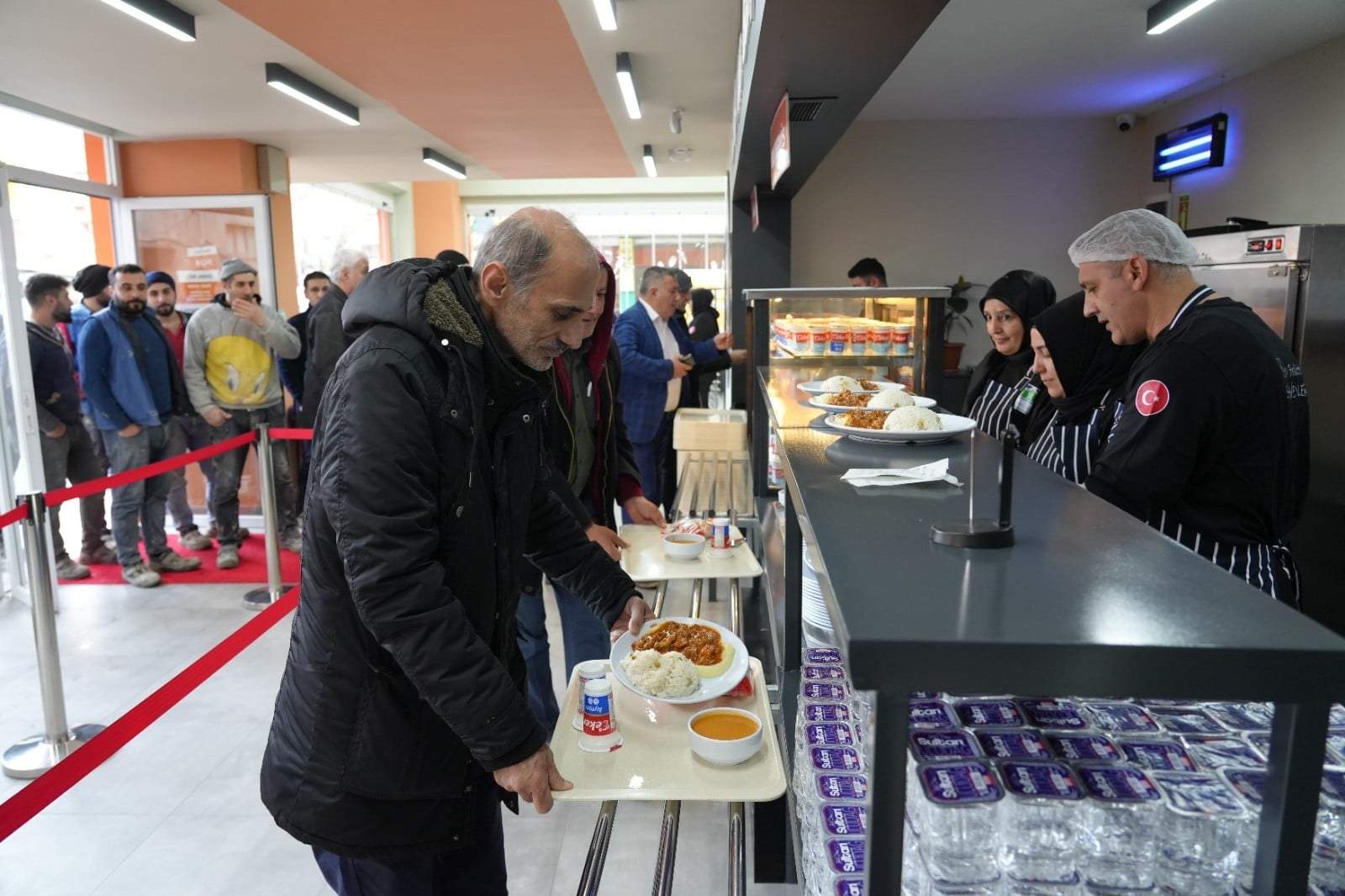 İstanbul'da örnek sosyal belediyecilik modeli: Ekmek 10 TL, yemek 55 TL, 20 bin emekliye 250 milyon TL destek!