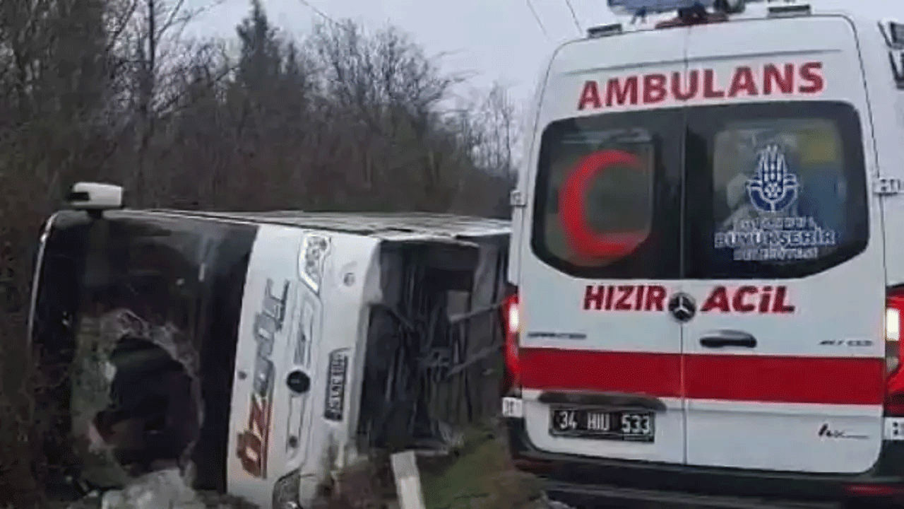 İstanbul'da polisleri taşıyan minibüs devrildi!