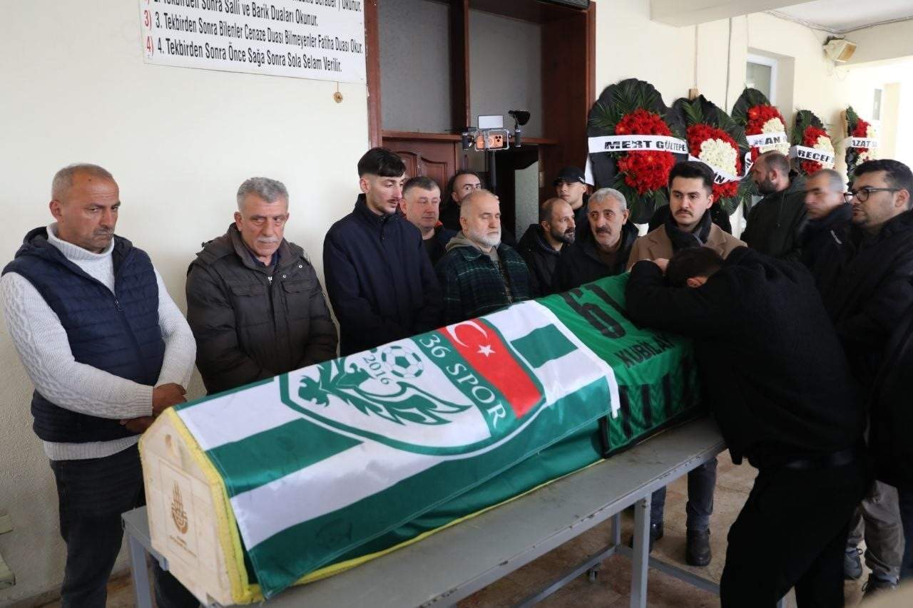 İstanbul'da silahlı saldırıda ölen genç futbolcu son yolculuğuna uğurlandı